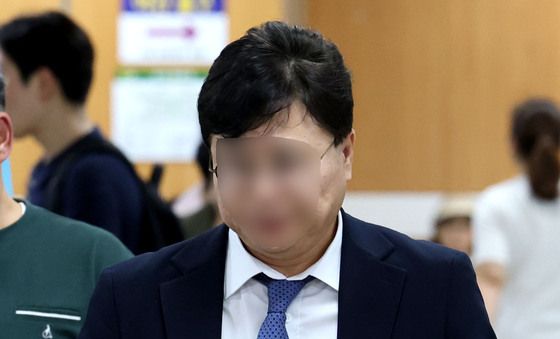 '신약청탁 의혹' 제넨셀 창업주 법원 출석