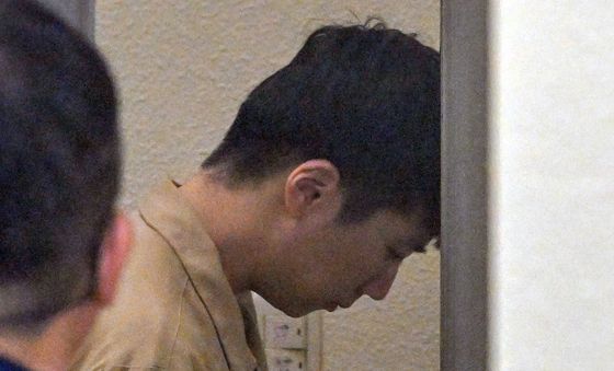 1심 선고 법정 이동하는 장윤기