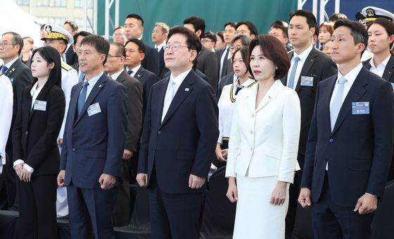 애국가 제창하는 이재명 대통령