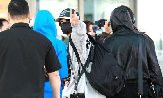 BTS 정국, 가방 끈 실밥 풀린 채 출국…털털한 매력