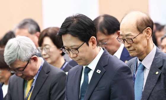 묵념하는 배경훈 부총리
