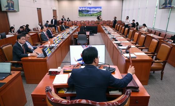 與 불참 속에 진행되는 외통위 전체회의
