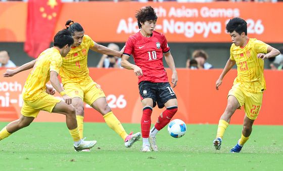 중국 수비에 둘러싸인 배준호
