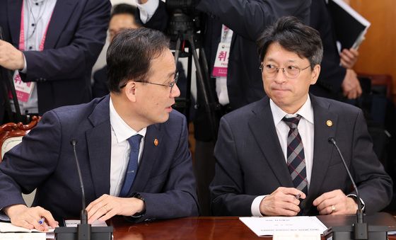 대화하는 이형일 부총리·홍지선 장관