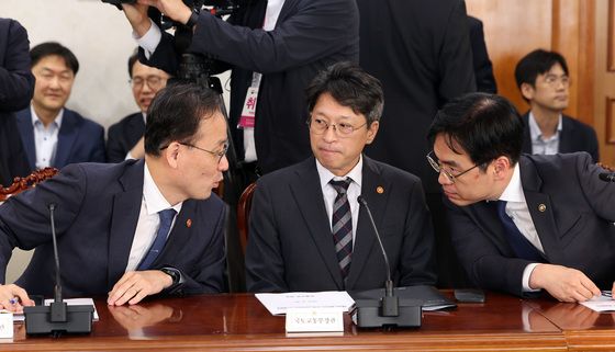 대화하는 이형일 부총리·홍지선 장관·김민재 차관
