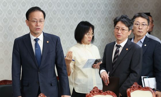 범부처 주택 신속공급 점검회의 참석하는 이형일·홍지선·권대영