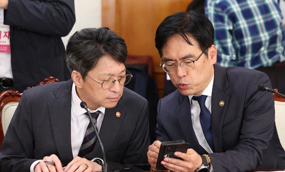 대화하는 홍지선 장관·김민재 차관