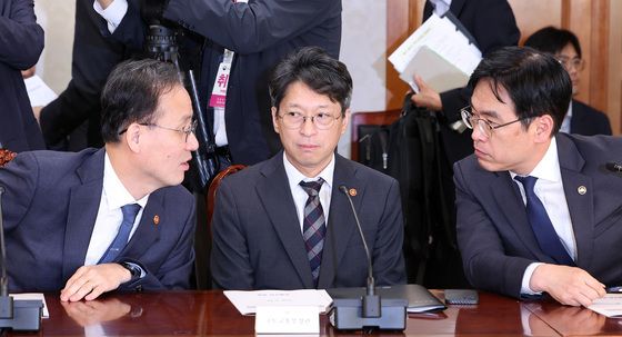 대화하는 이형일 부총리·홍지선 장관·김민재 차관