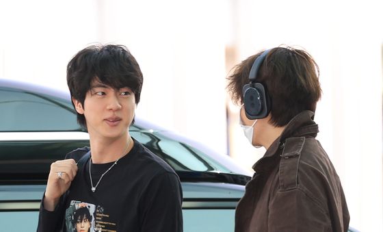 뷔, 진 형 오늘 의상 좋은데