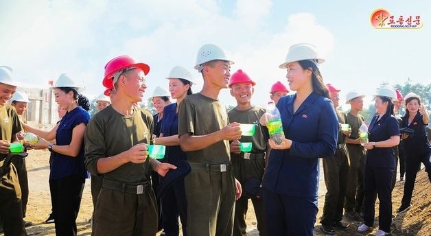 北 군인건설자 격려하는 여맹원들