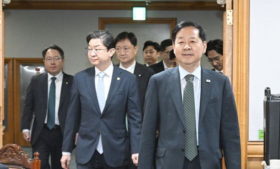 시장상황 점검회의 참석하는 구윤철 부총리