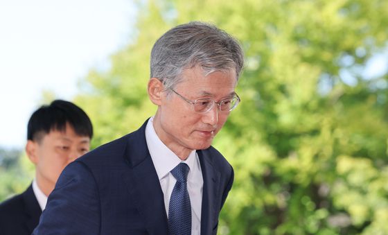출근하는 조희대 대법원장