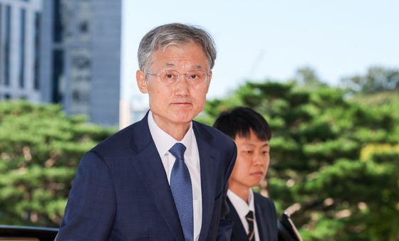 취재진 바라보는 조희대 대법원장