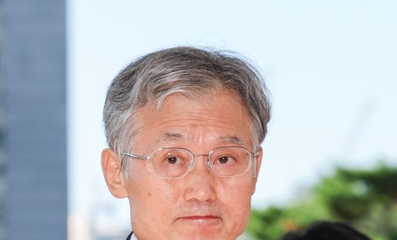 취재진 바라보는 조희대 대법원장