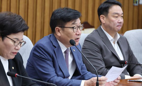원내대책회의 발언하는 정점식