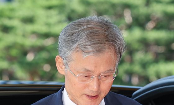 출근하는 조희대 대법원장