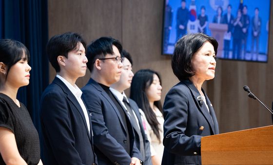 청년들과 이재명정부 개각 관련 기자회견하는 이진숙 의원