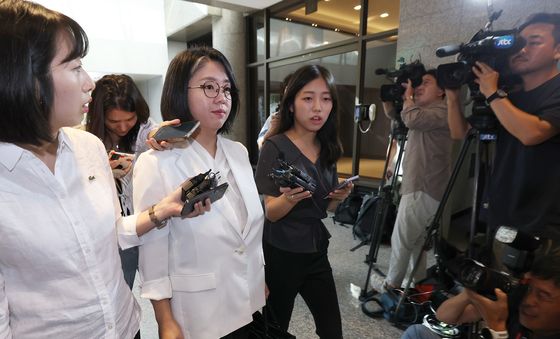 굳은 얼굴로 출근하는 용혜인 후보자