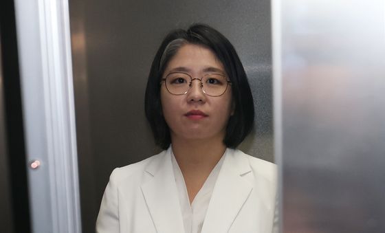 굳은 얼굴로 출근하는 용혜인 후보자