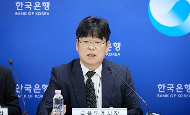7월 잠정 국제수지 설명하는 유성욱 한은 금융통계부장
