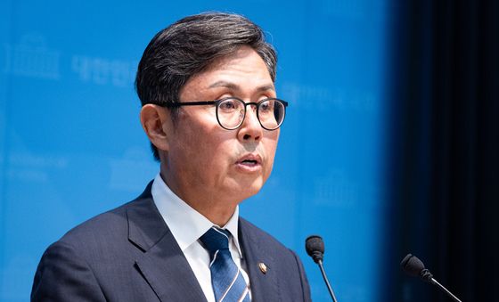 예산안 관련 기자회견하는 안도걸 민주당 의원