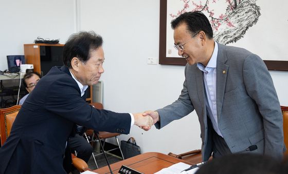 인사 나누는 예결위 여야 간사