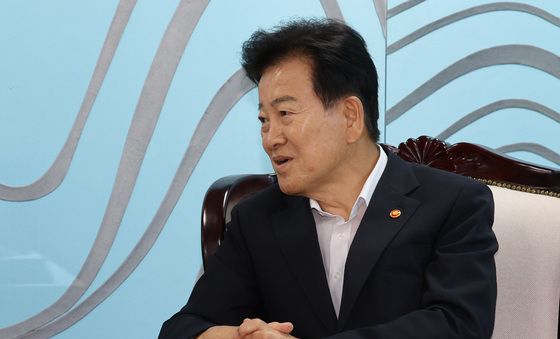 손 꽉지 낀 정동영 장관