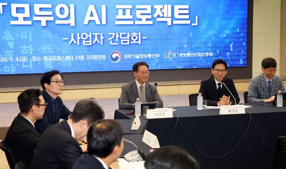 '모두의 AI 프로젝트' 사업자 간담회 주재하는 배경훈 부총리