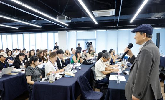 대만관 관련 답하는 윤범모 대표이사