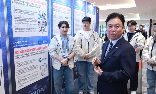 K-디지털 트레이닝 해커톤 입상작 살펴보는 김영훈 노동부 장관