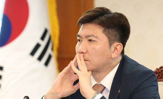 두 손 모은 유승민 대한체육회장
