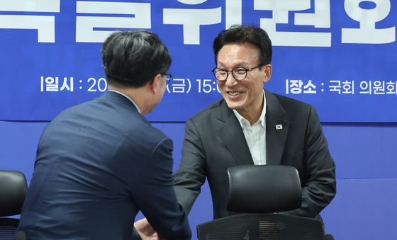 국무조정실장과 인사하는 김민석 대표