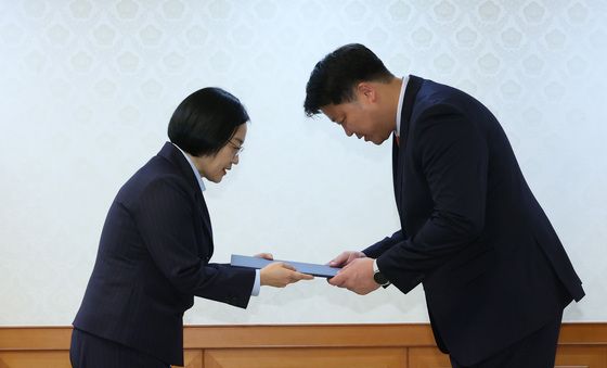 박성배 위원에게 위촉장 수여하는 한 총리