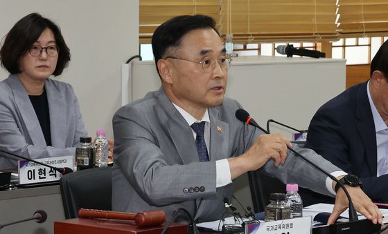 마이크 조정하는 차정인 위원장