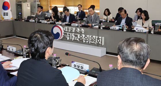 의견 수렴하는 차정인 국가교육위원회 위원장
