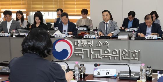 진지한 표정의 국가교육위원회 위원들