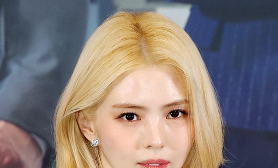 한소희, 돋보이는 금발 헤어