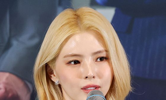 인사말 하는 한소희