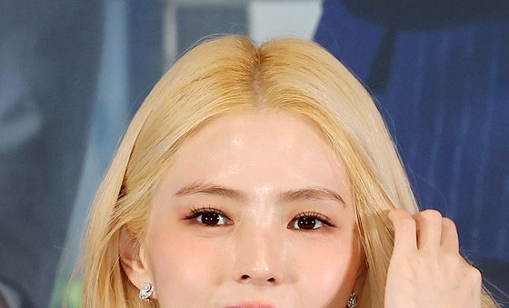 머리 넘기는 한소희