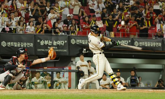 힘차게 스윙하는 KIA 김도영