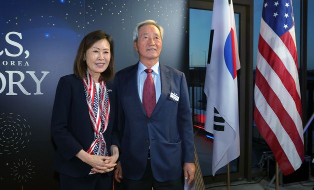 기념촬영 하는 미셸 스틸 대사와 정몽준 이사장