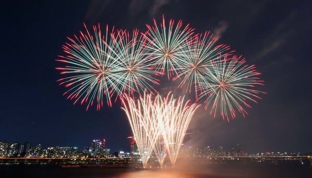 \'서울세계불꽃축제 D-1\' 밤하늘 수놓은 전야제 불꽃