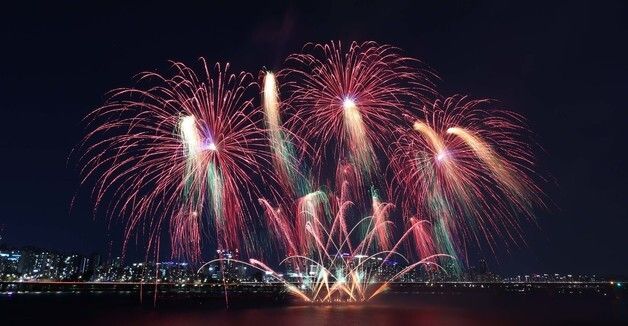 \'서울세계불꽃축제 D-1\' 밤하늘 수놓은 전야제 불꽃