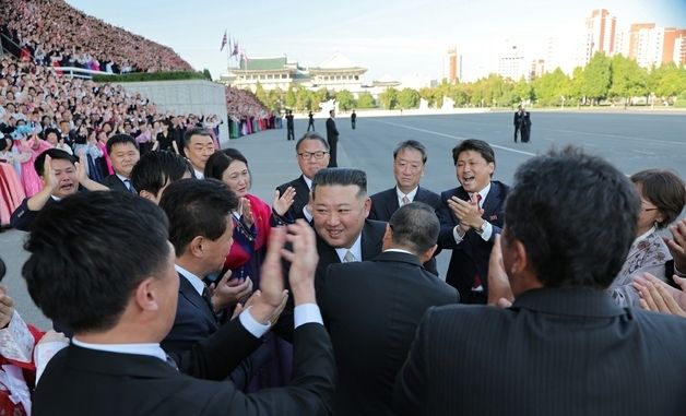 교원들과 인사 나누는 김정은 총비서