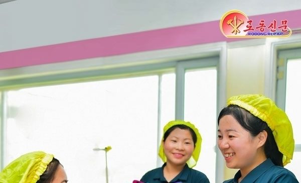 남은 옷감 절약함에 넣는 청진가방공장 종업원들