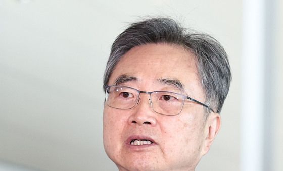 취재진 앞에서 발언하는 조현 장관