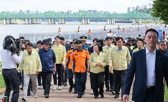 한강공원 찾아 불꽃축제 현장 점검하는 한성숙 총리