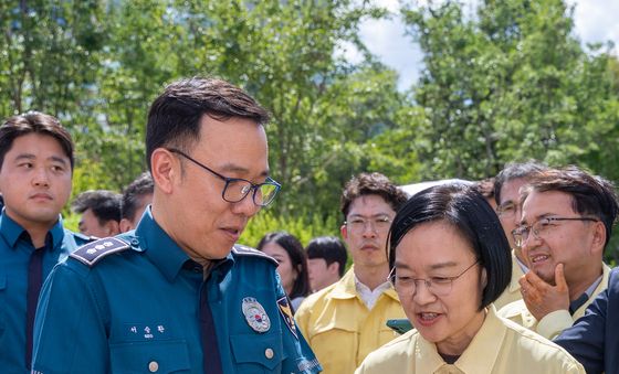 한성숙 총리, 불법 촬영 탐지기 점검