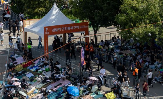 양산쓰고 불꽃축제 기다리는 시민들