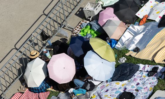 양산 6개로 햇빛가리며…불꽃축제 기다려요